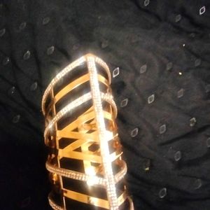 Wrist bracelet/bangle, gold and cubic zirconia design